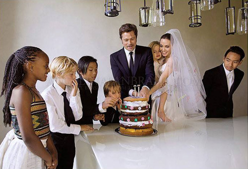Maddox: Từ trại trẻ mồ côi trở thành “cậu ấm” Hollywood ảnh 4 Đại gia đình Jolie - Pitt trong ngày cưới của bố mẹ.