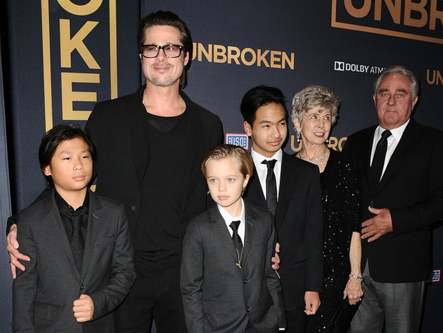 Maddox: Từ trại trẻ mồ côi trở thành “cậu ấm” Hollywood ảnh 3 Maddox cùng ông bà, bố và hai em trai xuất hiện trong buổi ra mắt phim Unbroken của mẹ.