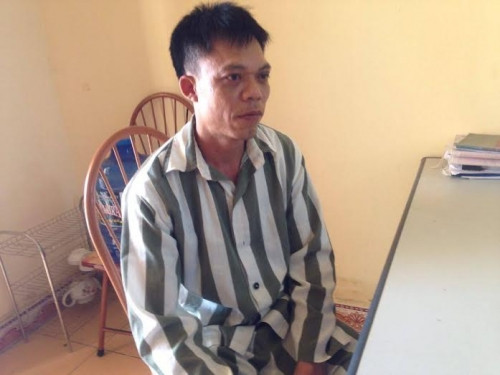 Bộ quần áo xộc xệch, dính lá khô của bé gái tố cáo gã Bộ quần áo xộc xệch, dính lá khô của bé gái tố cáo gã