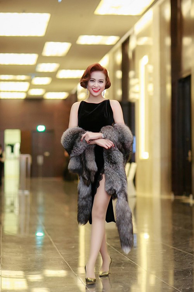Mỹ nhân Việt mê váy xẻ cao bất chấp chân kém "nuột" ảnh 12 Mỹ nhân Việt mê váy xẻ cao bất chấp chân kém "nuột" ảnh 12