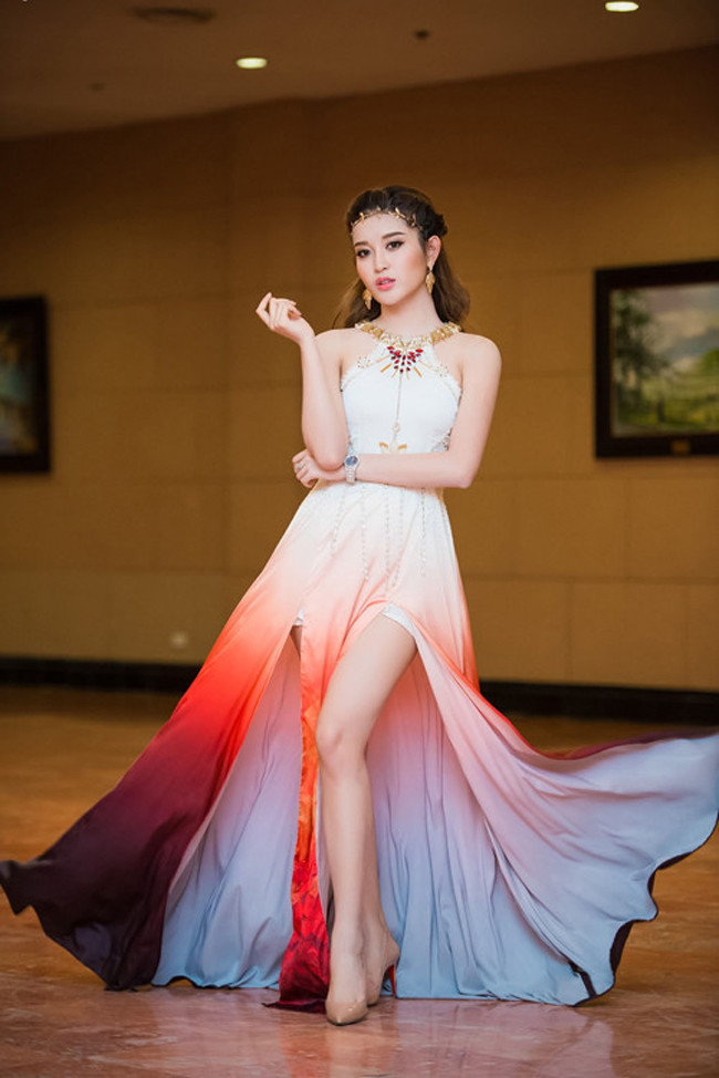 Mỹ nhân Việt mê váy xẻ cao bất chấp chân kém "nuột" ảnh 19 Mỹ nhân Việt mê váy xẻ cao bất chấp chân kém "nuột" ảnh 19