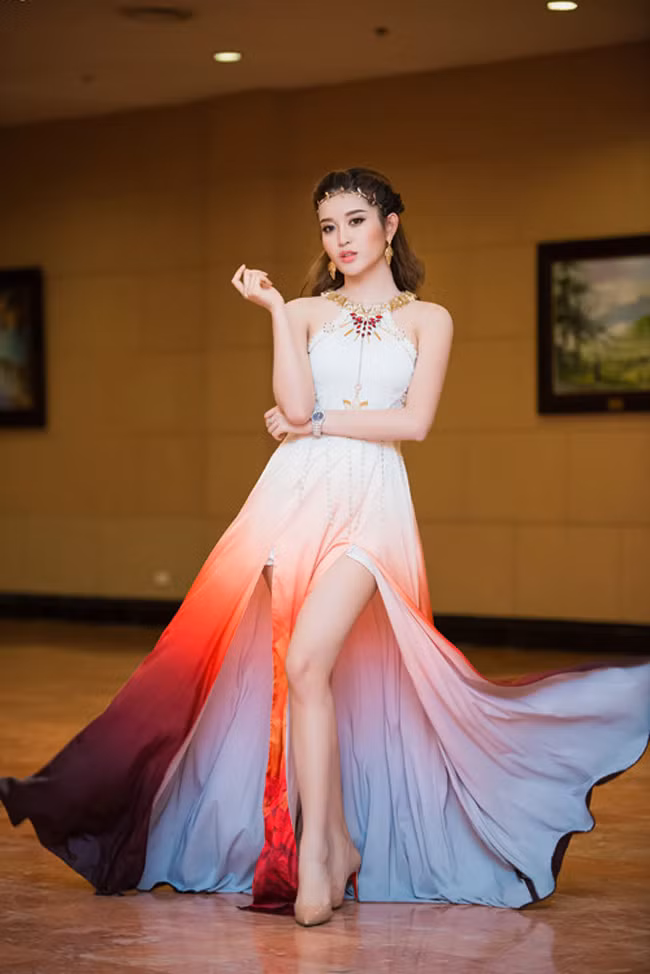 Mỹ nhân Việt mê váy xẻ cao bất chấp chân kém "nuột" ảnh 19