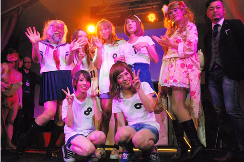 quan-bar-chao-don-dan-ong-mac-vay-o-tokyo-2