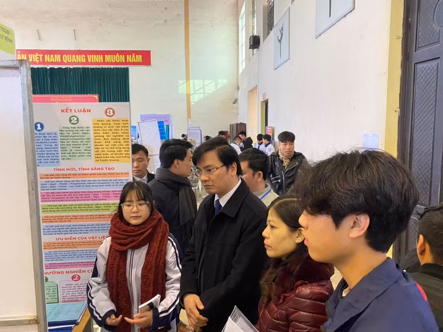 Ông Vũ Đình Hưng- UVBCH Đảng bộ tỉnh, Giám đốc Sở GD&amp;ĐT tham quan các sản phẩm dự án.