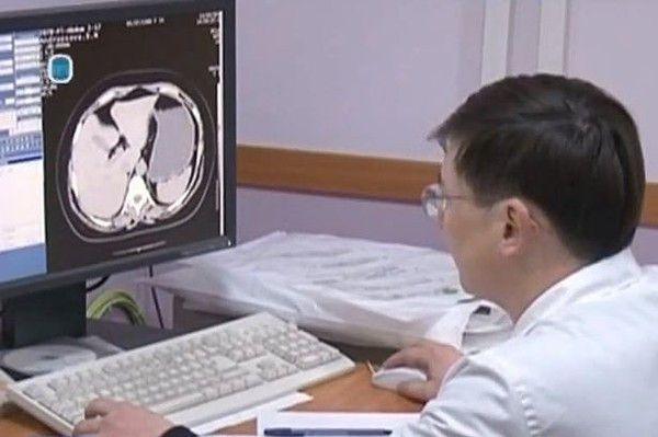 Bác sĩ bỏ quên kéo trong người nạn nhân suốt 12 năm 2