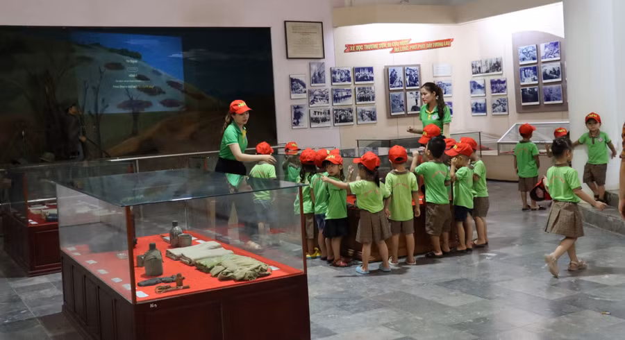 Hàng năm, khu di tích đã đón hàng triệu lượt người tới tham quan trong đó rất đông các em học sinh.