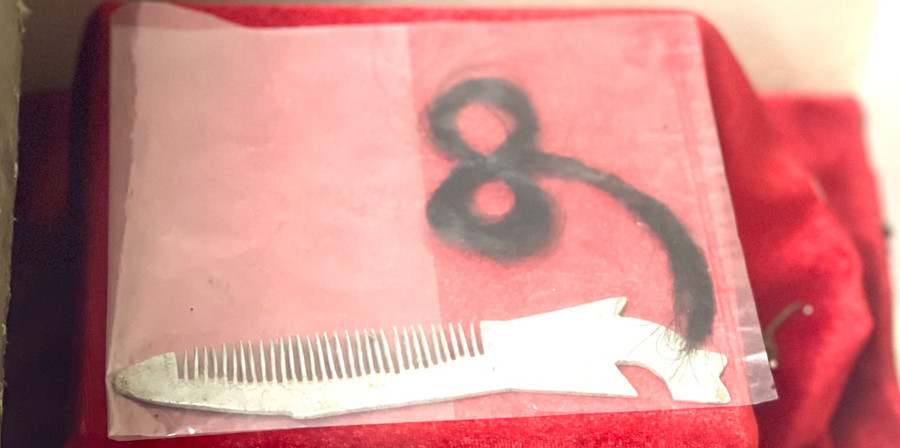 Lọn tóc thề và chiếc lược là 2 kỷ vật của nữ đội trưởng Võ Thị Tần và chàng trai cùng quê trước khi anh lên đường nhập ngũ.