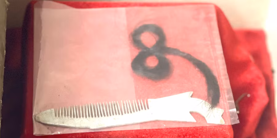 Lọn tóc thề và chiếc lược là 2 kỷ vật của nữ đội trưởng Võ Thị Tần và chàng trai cùng quê trước khi anh lên đường nhập ngũ.