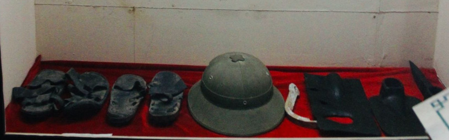 Một số hiện vật tìm được vào ngày 29/10/2000 khi đội thi công tôn tạo tại khu vực hố bom nơi 10 nữ thanh niên xung phong hy sinh.