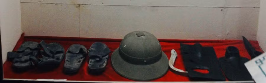 Một số hiện vật tìm được vào ngày 29/10/2000 khi đội thi công tôn tạo tại khu vực hố bom nơi 10 nữ thanh niên xung phong hy sinh.