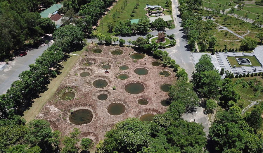 Từ tháng 4 đến tháng 10/1968, ngã ba Đồng Lộc phải hứng chịu gần 50.000 quả bom các loại. Ảnh chụp hố bom tại ngã ba Đồng Lộc