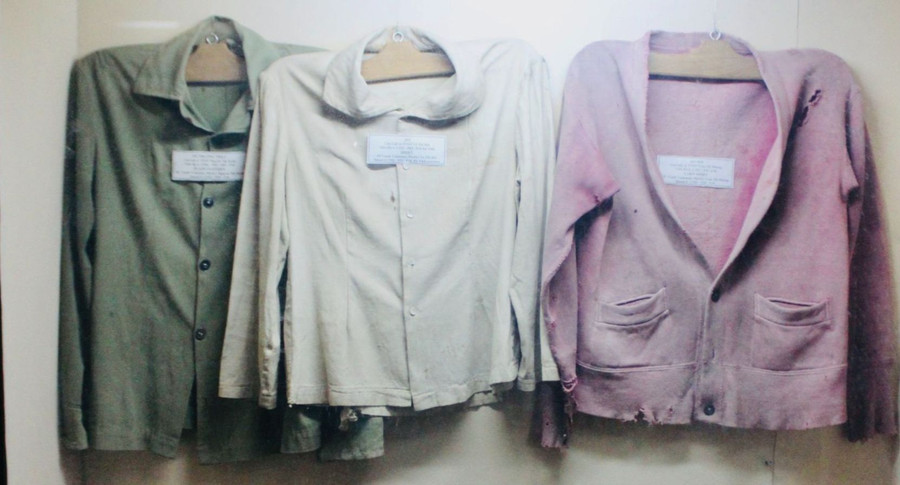 Chiếc áo của các chị do người nhà cất giữ được trao lại cho bảo tàng trưng bày. Trong đó chiếc áo ở giữa là của chị Nguyễn Thị Xuân. Sau khi chị hy sinh, người em gái vẫn thường mặc chiếc áo của chị như vật gắn bó của mình. Trên áo vẫn còn nhiều vết ố do bùn bám.