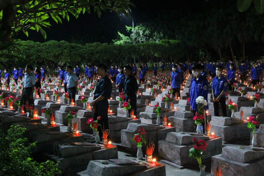 Đoàn viên thanh niên tỉnh Quảng Bình thắp nến tri ân các anh hùng liệt sĩ. Ảnh: INT