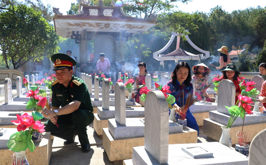 Tri ân các Anh hùng liệt sĩ tại Nghĩa trang liệt sĩ Quốc gia Trường Sơn. Ảnh: INT