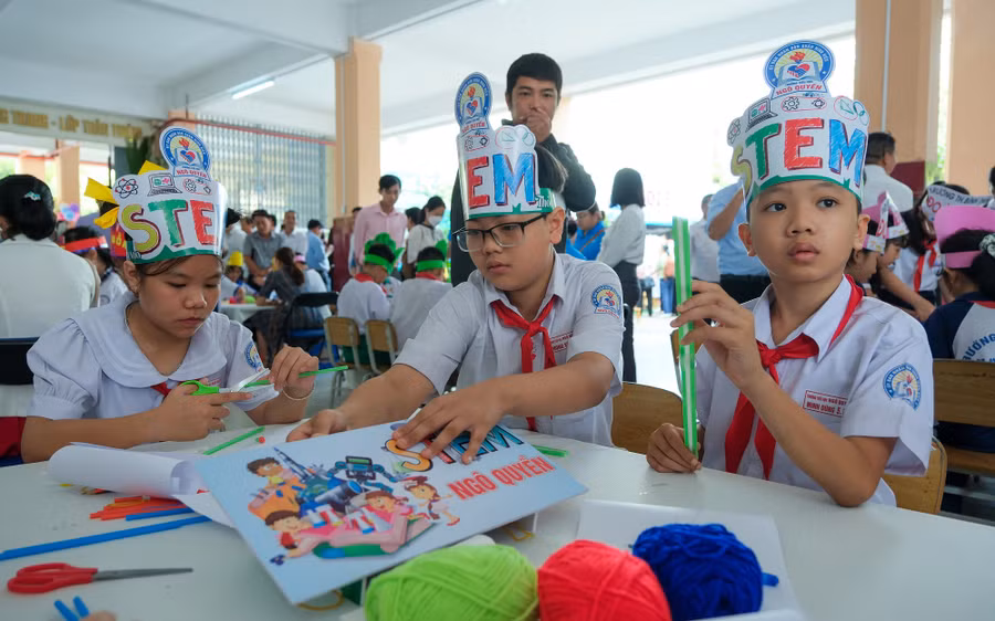 Học sinh Trường TH Ngô Quyền (TP Cần Thơ) hào hứng thiết kế sản phẩm trong bài học STEM.