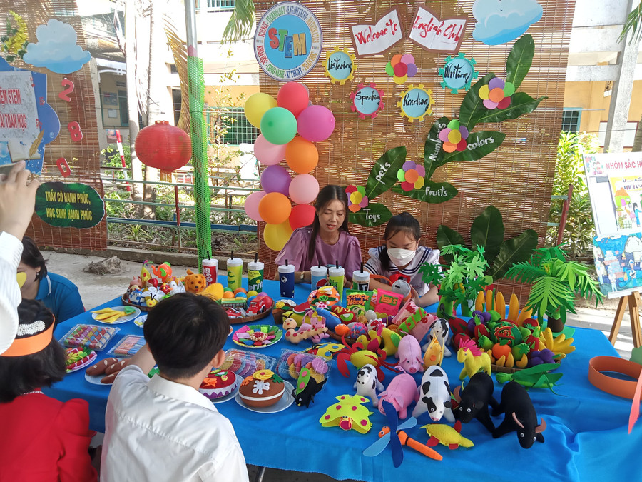 Thầy trò ở Đồng Tháp trưng bày và giới thiệu các sản phẩm STEM.