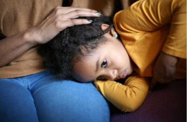 Trẻ bị chấn thương cũng có khả năng gặp khó khăn với các mối quan hệ lãng mạn khi trưởng thành. Trẻ bị chấn thương cũng có khả năng gặp khó khăn với các mối quan hệ lãng mạn khi trưởng thành.