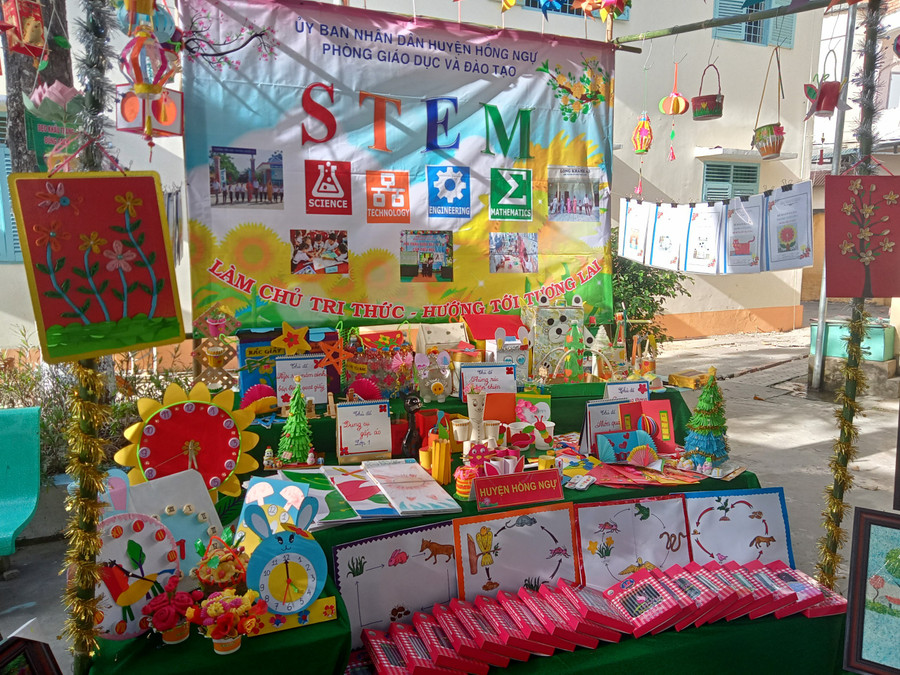 Phòng GD&ĐT huyện Hồng Ngự (tỉnh Đồng Tháp) trưng bày sản phẩm STEM trong ngày hội. Phòng GD&ĐT huyện Hồng Ngự (tỉnh Đồng Tháp) trưng bày sản phẩm STEM trong ngày hội.