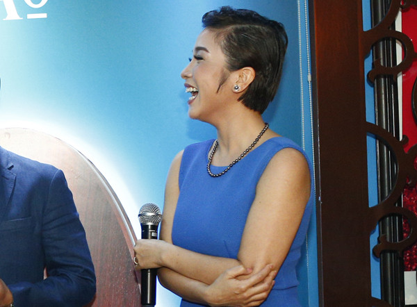 Mặc dù vài tháng nữa mới bước vào lứa tuổi 40 nhưng Mỹ Linh không lấy làm buồn. Chị tâm sự: "Ở tuổi này, tôi cảm thấy mình đủ trải nghiệm để nhìn nhận cuộc đời với sự tĩnh lặng. Tôi vẫn còn thời gian để học hỏi, hoàn thiện bản thân". my-linh-7049-1420799039.jpg