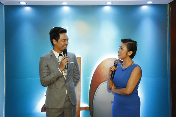 Tối 8/1, Mỹ Linh diện váy xanh rạng rỡ đến tham gia một bữa tiệc tại Hà Nội. Trong phần giao lưu, chị bị MC Phan Anh ""xoay"" về lứa tuổi 40 mà chị sắp bước sang. Diva nhạc Việt chia sẻ, có những dấu mốc trong cuộc đời chị không thể quên như tuổi 18, tuổi 23, tuổi 27. Mỗi giai đoạn này đều gắn liền với sự thành công của chị trong sự nghiệp ca hát và cuộc sống hôn nhân. mc-phan-anh-2-8459-1420799038.jpg