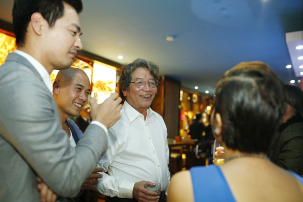 Tác giả ""Trên đỉnh Phù Vân"" vui vẻ trò chuyện với Mỹ Linh, MC Phan Anh và vị đầu bếp nổi tiếng. mc-phan-anh-6-5646-1420799038.jpg