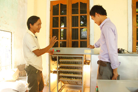 Anh Nhân đang giới thiệu tính năng máy ấp trứng với một khách hàng