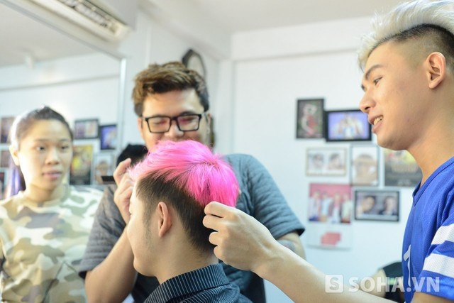 Cuộc sống thật sự của ca sĩ... gợi cảm nhất Việt Nam ảnh 2 Buổi chụp ảnh này để chuẩn bị cho tuần vào vai nhóm nhạc EXO của Thanh Duy trong chương trình Gương mặt thân quen 2015. Sau khi thay trang phục, Thanh Duy bắt đầu trang điểm và tạo kiểu tóc.