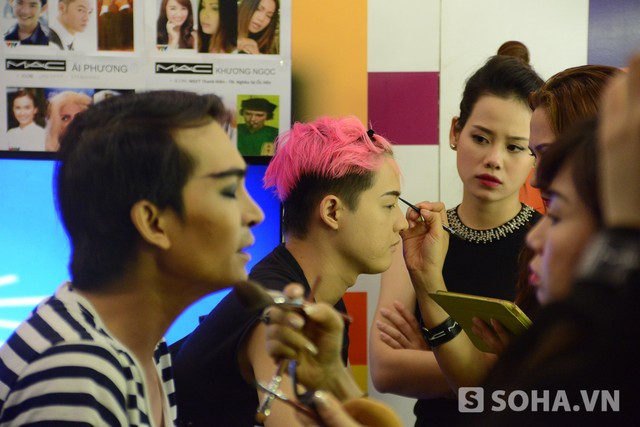Cuộc sống thật sự của ca sĩ... gợi cảm nhất Việt Nam ảnh 28 Sau phần tổng duyệt, anh cùng Khương Ngọc vào phòng hóa trang. Lúc đó đồng hồ chỉ 6h đúng. Vì Thanh Duy hóa trang thành nữ nên công việc trang điểm mất khá nhiều thời gian.