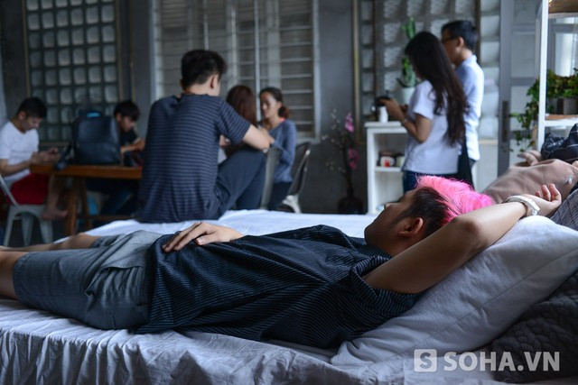 Cuộc sống thật sự của ca sĩ... gợi cảm nhất Việt Nam ảnh 16 Vừa thấy chiếc giường đặt giữa phòng chụp, nam ca sĩ vui như bắt được vàng. Anh nhanh chóng ngả lưng và tranh thủ chợp mắt trong khi đợi bạn diễn nữ trang điểm.
