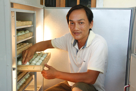 Anh Nhân bên chiếc máy ấp trứng