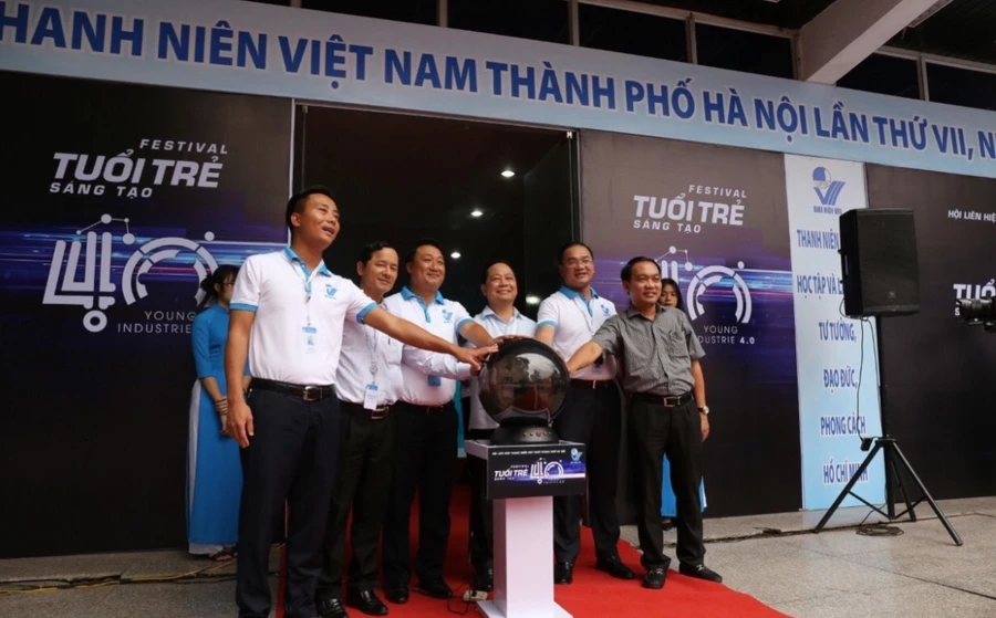 Các đại biểu tham dự lễ Khai mạc Festival Tuổi trẻ sáng tạo.