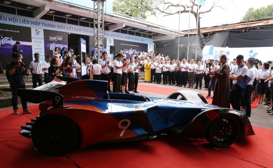 Xe đua công thức 1 tại Festival Tuổi trẻ sáng tạo được đông đảo thanh niên đánh giá cao.