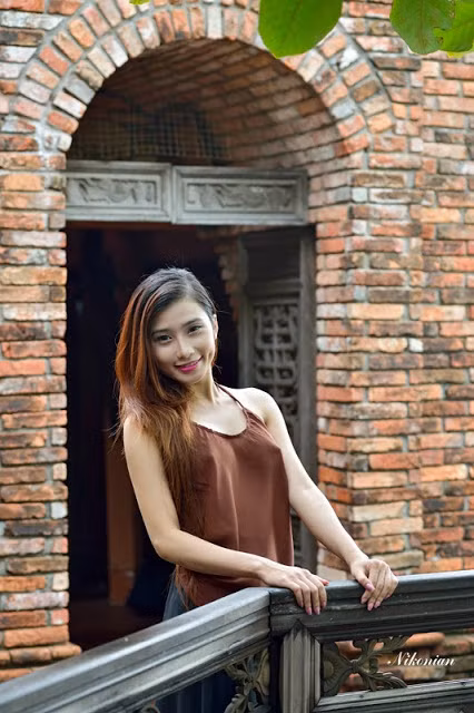 Mỹ nhân Việt gây phản cảm khi mượn áo yếm khoe da thịt ảnh 3