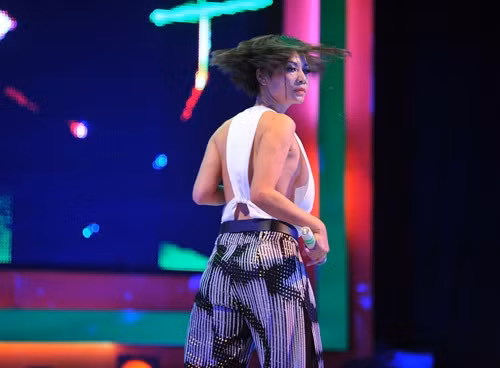 Mỹ nhân Việt gây phản cảm khi mượn áo yếm khoe da thịt ảnh 8