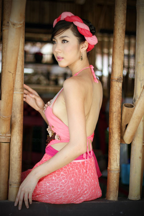 Mỹ nhân Việt gây phản cảm khi mượn áo yếm khoe da thịt ảnh 2