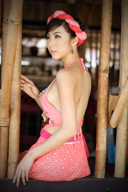 Mỹ nhân Việt gây phản cảm khi mượn áo yếm khoe da thịt ảnh 2