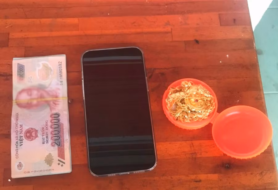 Tang vật gồm tiền, vàng đối tượng A Mách lấy trộm (ảnh: Nghiêm Túc)