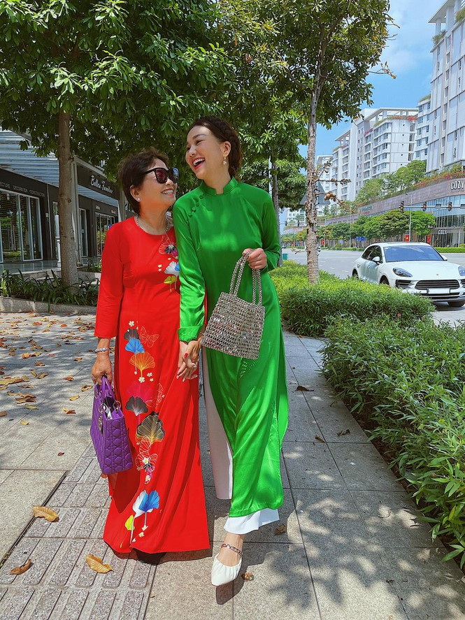 Siêu mẫu Thanh Hằng du xuân cùng mẹ sáng mùng 1 Tết. Hai mẹ con mặc áo dài truyền thống với hai tông màu xanh - đỏ vô cùng nổi bật. Siêu mẫu Thanh Hằng du xuân cùng mẹ sáng mùng 1 Tết. Hai mẹ con mặc áo dài truyền thống với hai tông màu xanh - đỏ vô cùng nổi bật.
