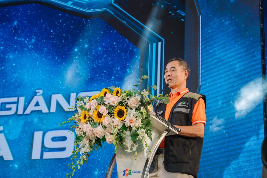 Thầy Lê Trường Tùng - Chủ tịch Hội đồng trường Trường ĐH FPT phát biểu tại buổi lễ. Thầy Lê Trường Tùng - Chủ tịch Hội đồng trường Trường ĐH FPT phát biểu tại buổi lễ.