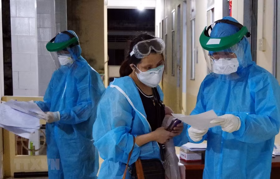 Các công dân Việt Nam về nước. (Ảnh: Trung Hiếu/TTXVN).