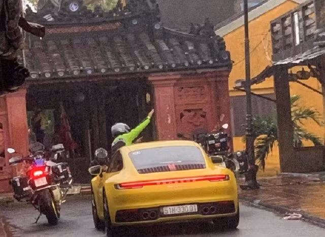 Xe ô tô hạng sang và mô tô phân khối lớn đi vào đường cấm phố cổ Hội An và dừng lại trước di tích Chùa Cầu, gây nhiều bức xúc. (Ảnh: CTV).