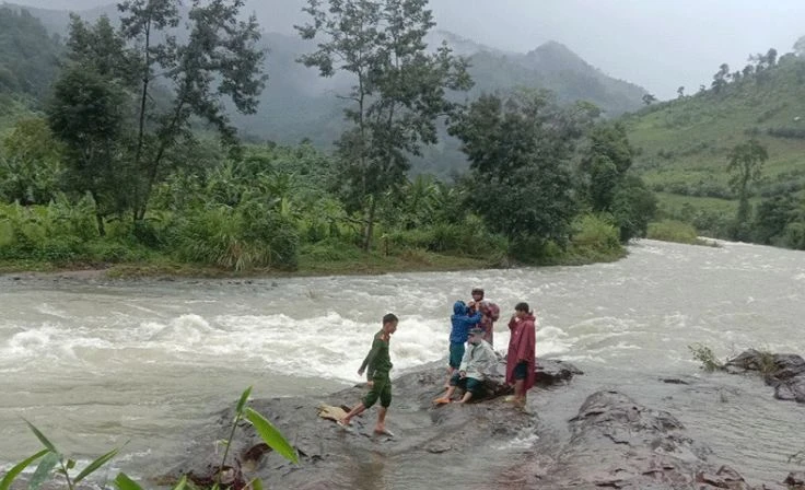 Đoàn cứu hộ chưa thể vượt qua con suối đang chảy xiết để đến khu vực tìm kiếm người mất tích.