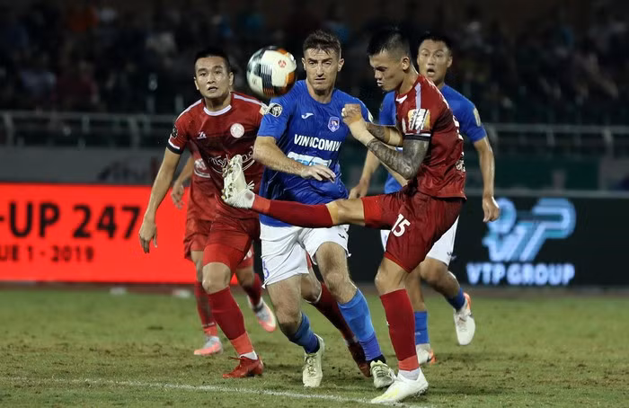 Hữu Tuấn (số 15) đã bị CLB TP.HCM thanh lý hợp đồng.