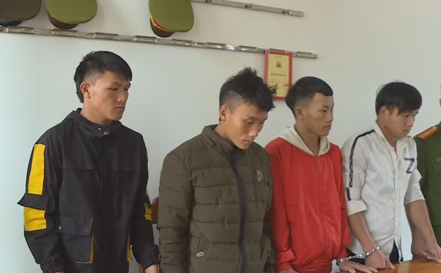 Các đối tượng tại cơ quan công an.