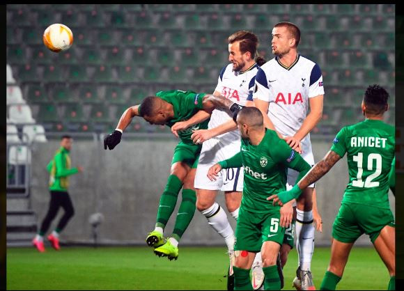 Harry Kane ghi 200 bàn sau 300 trận cho Tottenham.