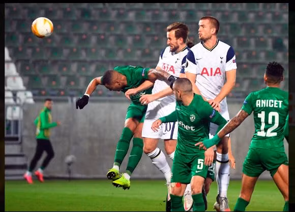 Harry Kane ghi 200 bàn sau 300 trận cho Tottenham.