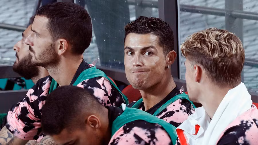 Ronaldo phải ngồi dự bị suốt trận, không như The Fasta quảng cáo.