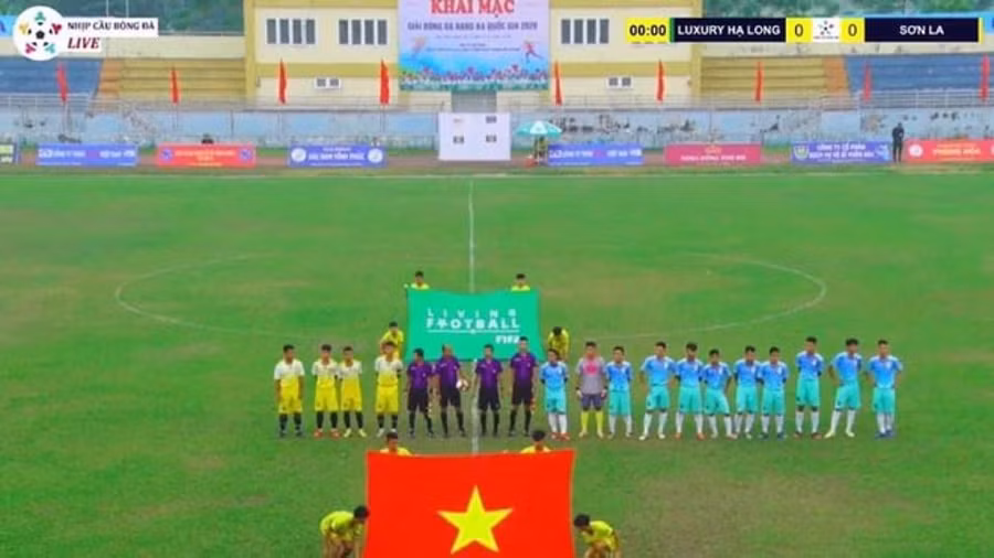 “Sự cố hi hữu” khi Sơn La chỉ có 4 cầu thủ ra sân làm thủ tục thi đấu.