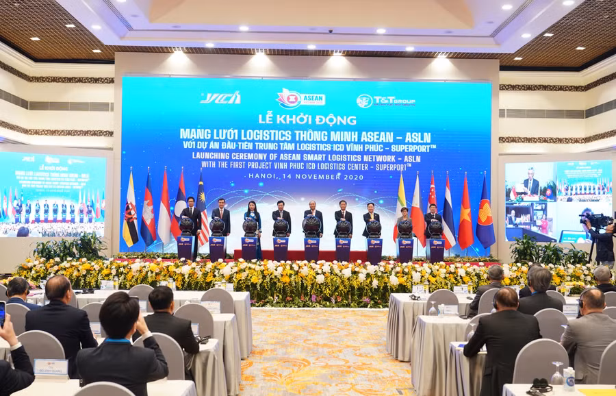 Thủ tướng Chính phủ Nguyễn Xuân Phúc và các đại diện bấm nút khởi động Mạng lưới Logistics thông minh ASEAN với dự án đầu tiên “Trung tâm Logistics ICD Vĩnh Phúc” do Liên danh Tập đoàn T&T Group (Việt Nam) – Tập đoàn YCH– YCH Holdings (Singapore) làm chủ đầu tư.