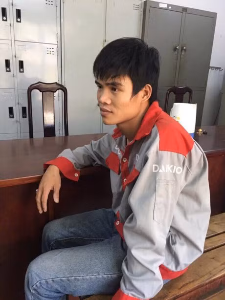 Vi pham giao thong, xin khong duoc lien hanh hung cong an - Anh 1